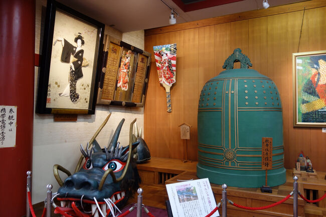 宝物殿と繋がっている縁起堂には、歌舞伎の道成寺物で使用される小道具なども展示されていました。道成寺駅の絵画同様、やはり大蛇というより龍に近い造形ですね。