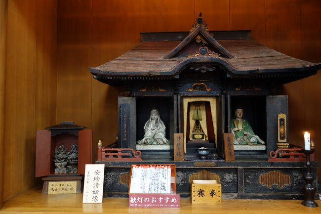 江戸時代に造られた小さな安珍と清姫の座像。