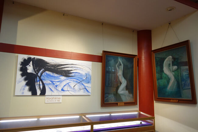 妖艶な雰囲気を纏った清姫の絵画も展示されていました。<br />大蛇というより人魚のようにも見える人物画です。