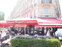 凱旋門からシャンゼリゼをぶらぶら散歩すると、老舗CAFEのFouquet'sが。外から眺めるだけで、やりすごしました。