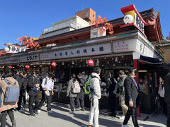 浅草寺に向かう途中で、
今日のメインの目的の笑福亭鶴瓶さんとすれ違いました
何か１２番のジャンパーを着ていましたが
誰も気づかないものですね・・・