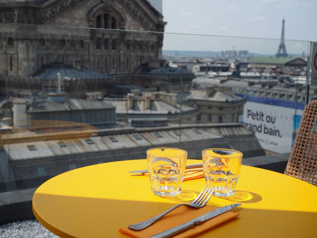 オペラ座をまじかにして食事ができるのは、ぜいたくです。