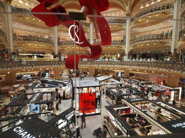 売場を俯瞰します。装飾にも気品の高さが漂います。