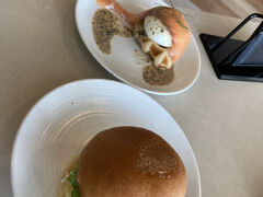 朝食はレストランを選択しました。

オリエンタルホテルは朝食も絶景なんです。

まずは生搾りオレンジジュース。目の前で仕上げるハンバーガーとエッグベネディクト。