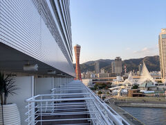 テラスに出てみると、北側の神戸タワーも見える。

ただね、隣以降のテラスの仕切りがこんな感じだから、鉢合わせると気まずい。