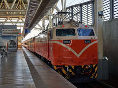 最速の新自強号なら半分の1時間20分で走破する台東から潮州まで、2時間40分をかけた&#33682;光号の旅が終わった。これで&#33682;光号の乗り納めになるかもしれない。ちなみに、2023年の乗車時に2往復あった南廻線の&#33682;光号のうち、乗車したこの列車は既に電車で運行する区間快に置き換えられ、2025年7月の改正のダイヤでは荷物車を連結する1往復が残るのみ。