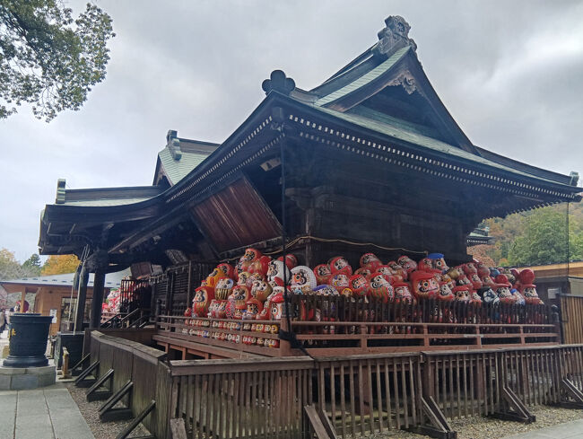 霊符堂の正面、側面ともに多くの達磨が飾られています。壮大で美しい寺社です。