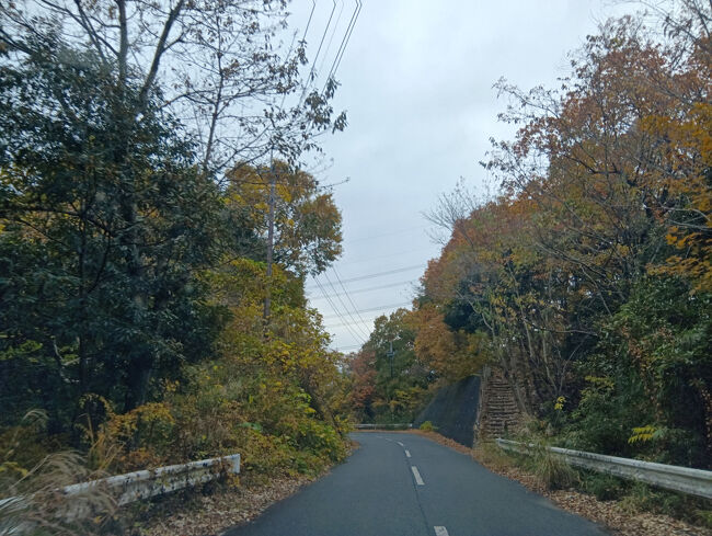 約40分滞在して午前10時半過ぎ、少林山達磨寺を出発します。この後は同じ高崎市内にある洞窟観音・徳明園へ行きます。同じ高崎市内とはいえ、Googleマップに従って走ると丘陵の周囲を半周する曲がりくねった道で結構距離があります。続きは【２】へ。