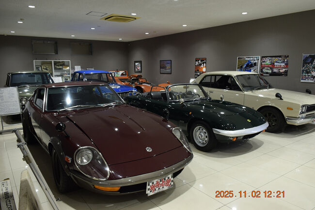 反対側にはNISSANフェアレディS30型240ZGやスカイラインGTR。