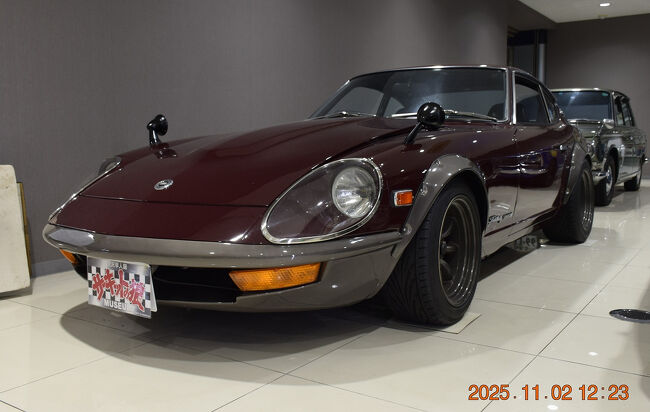 このマルーンカラーはお馴染み、NISSANフェアレディ240ZG。