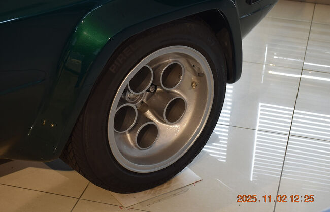 ホイールはカウンタックなどでお馴染みのデザイン。<br />今見るとタイヤが分厚い(笑)