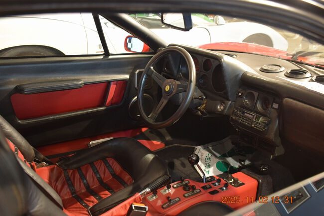 車内はスパルタン。