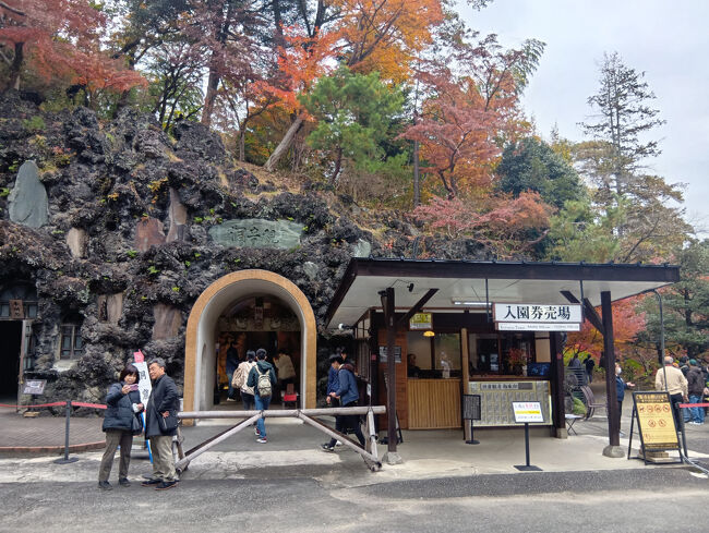 正面のトンネルは洞窟です。庭園は右側で両方廻ることになります。まずは庭園から。