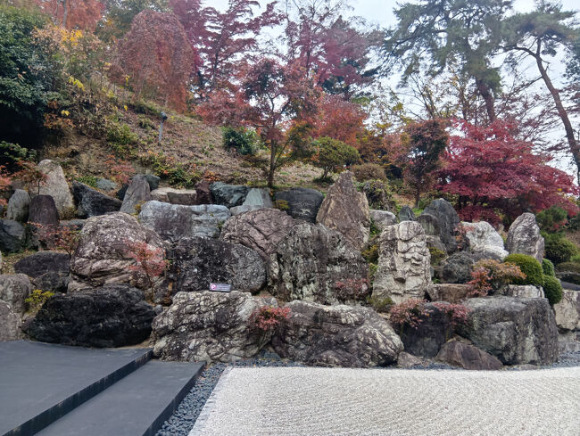 白石を取り囲んでいる積み立て石も大きく実に綺麗に立てられています！超感動します！