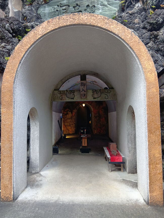 徳明園から出ます。想像以上に美し過ぎる紅葉風景が至る所で見られて驚嘆しました！次は観音洞窟内に入ります。