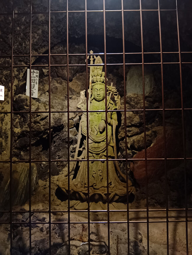 洞窟内に山田徳蔵が作製した素晴らしい彫刻技術の石仏が建っています。