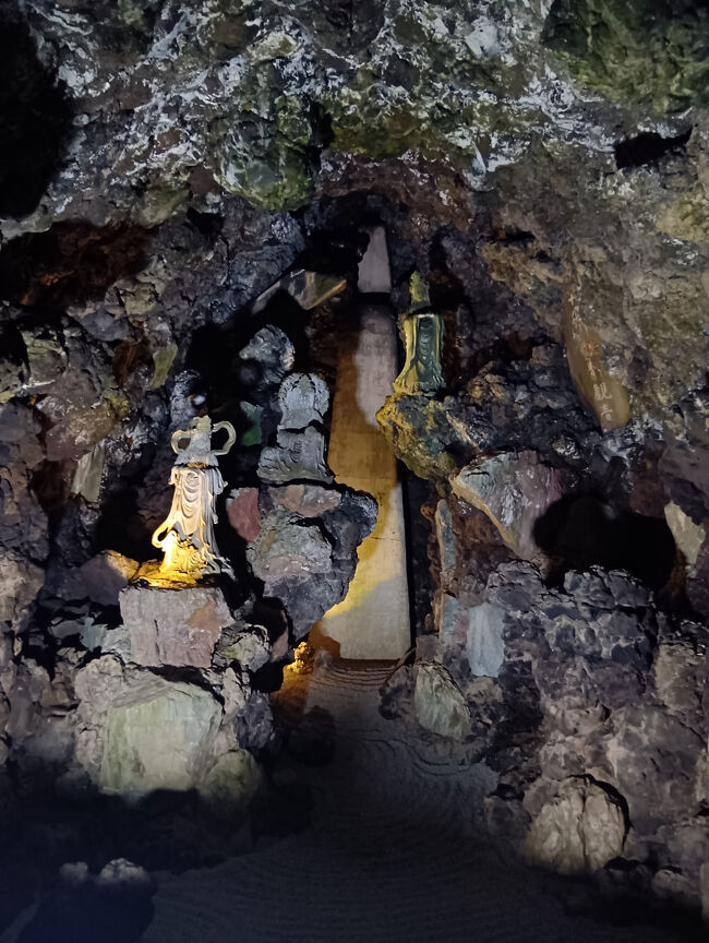 鉄格子がない中の小さな石仏が現れます。