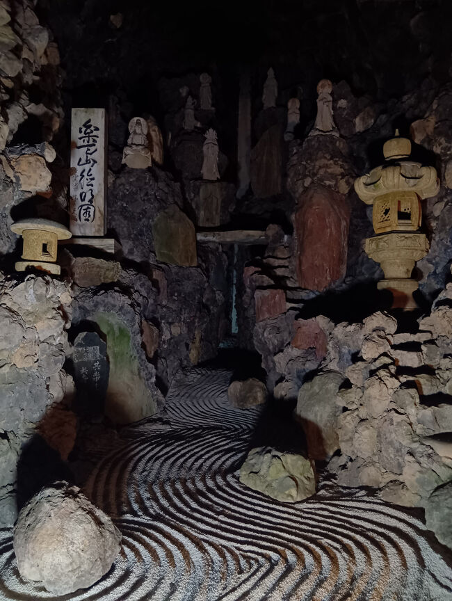 今度は洞窟に庭園が施されています。初めて見ます！そして素晴らしい洞窟内の景観に超感動します！