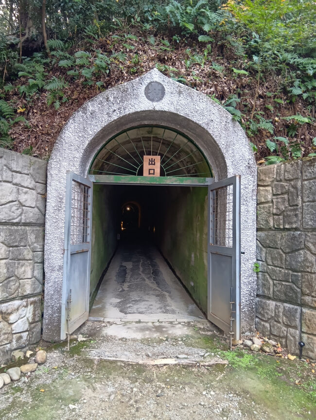 たくさんの石仏を見終えて長い洞窟を出ます。