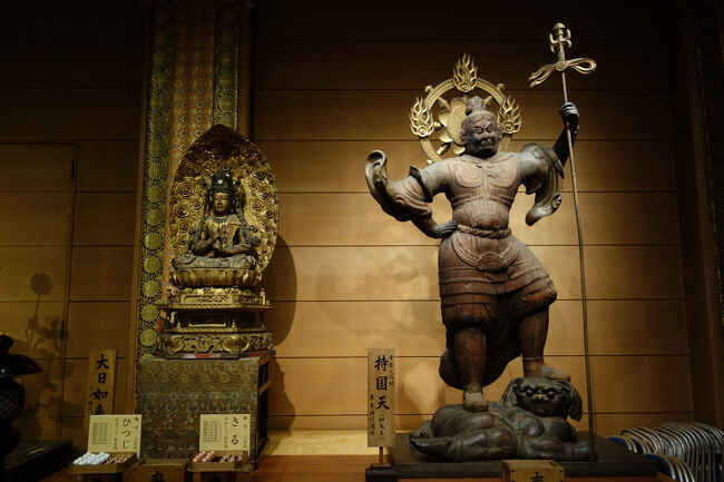 奈良時代後期に造られた重要文化財の持国天。<br />踏みつけている邪鬼が、完全に飼いならされているペットのようなキョトン顔になっています。