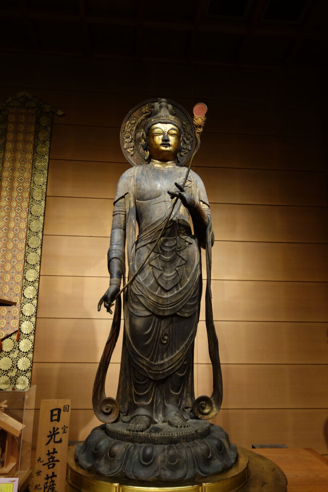 脇侍の平安時代初期の日光菩薩。