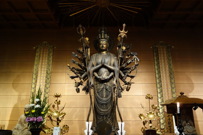 中央は、国宝の平安時代初期の千手観世音菩薩。<br />西暦800～850年頃に造られたとみられています。<br />時代的には、運慶・快慶より前の時代ですね。