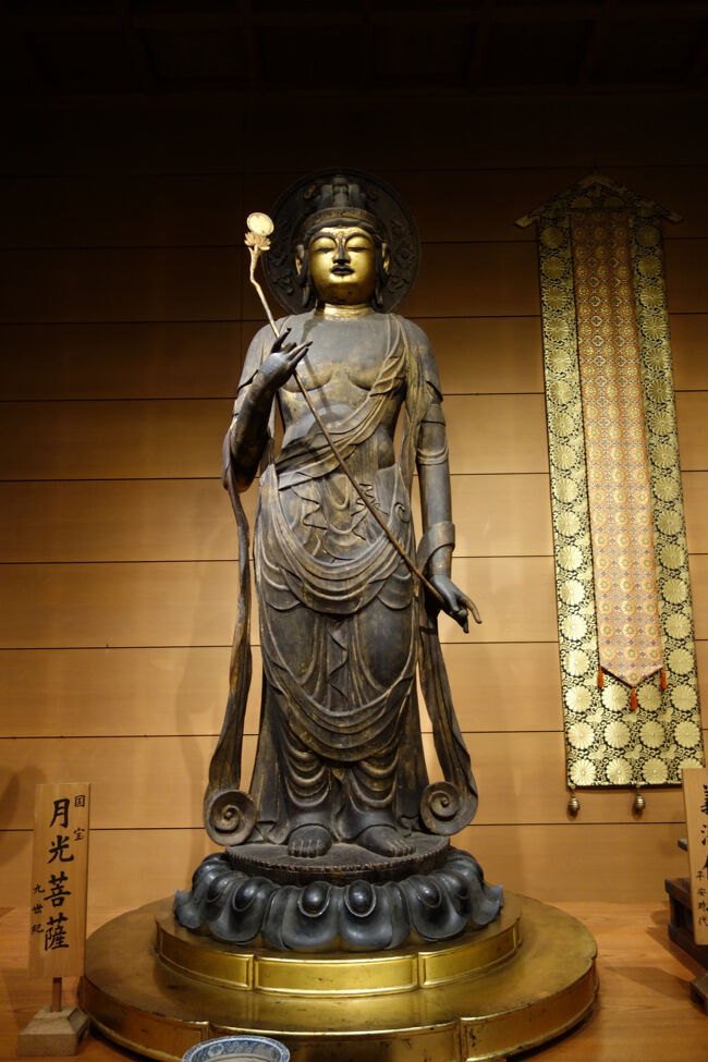 脇侍の平安時代初期の月光菩薩。