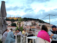 城を眺めながらビールでも飲みましょう。
と、屋上バーにやって来ましたが、気温が下がって来たし風は強いしでとっても寒い。
みんなスタッフから毛布を借りて我慢しながら飲んでます。
ひぇー寒い。一杯飲んで退散しましょう。
また風邪をひいたら大変だ。