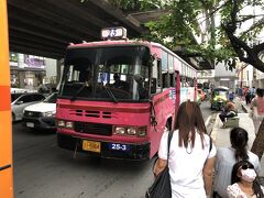 オンヌットバス停にやって来たこのバスに乗車すると言う選択が元凶です､､､､､

09:30発の市バス25番(何故か10THB)でスクンビット道りを西へ移動。