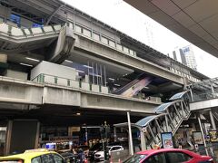 此方がBTSのアソーク駅舎。スクンビット道りの真上に建っています。