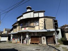 家並みがぽっかりと空いて、映画館が現れる。