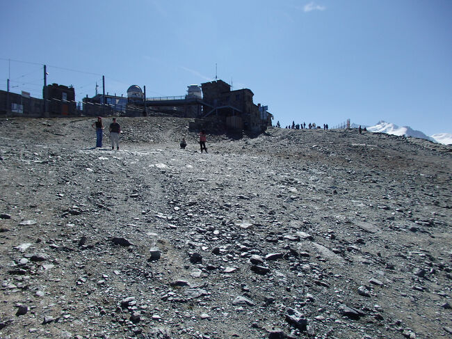 砂利道を下ります