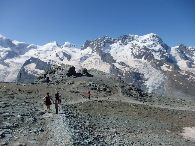 最初から緩やかな歩きやすいコース<br /><br />雄大な眺めを前に歩けるなんて最高です