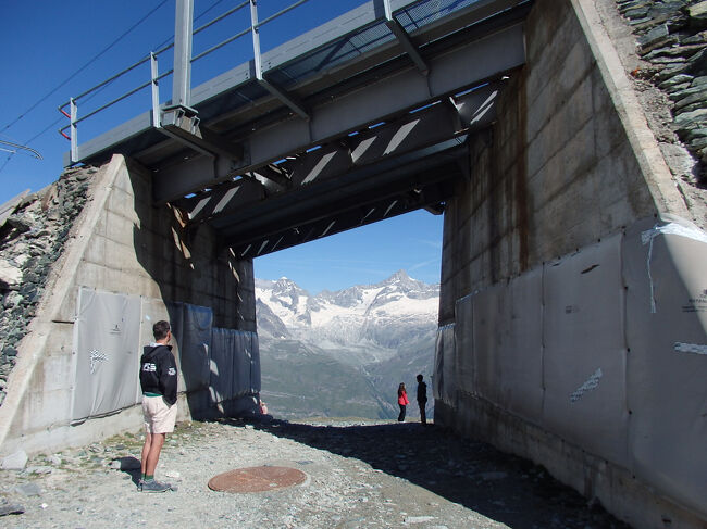 線路下をくぐります