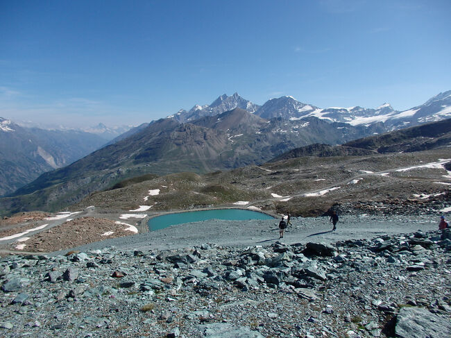 小さな湖が見えました<br /><br />でも、歩きたいコースは線路の反対側なので、もとへ