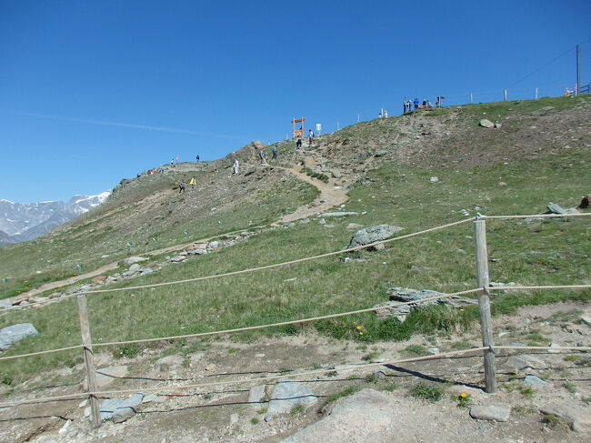 ローテンボーデンへのハイキング<br /><br />ローテンボーデン駅から降りてくる人々の姿が見え始めました