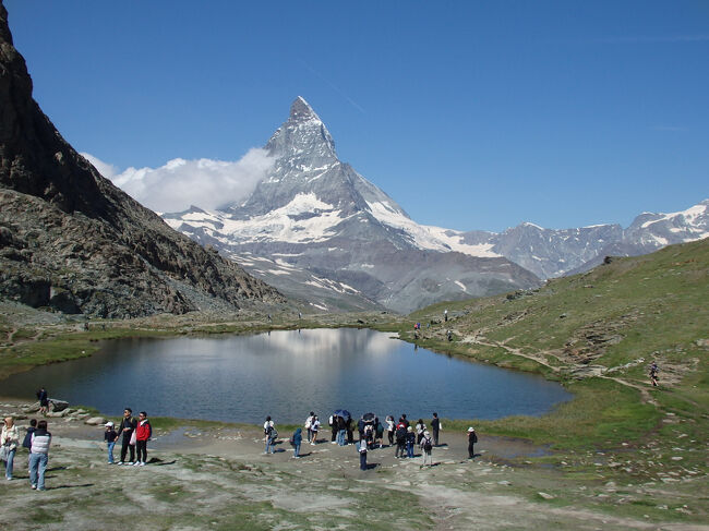 風があって逆さマッターホルンにはなっていません<br /><br />でも、青空に恵まれて、雲がかかってはいるもののマッターホルン自体のてっぺんは雲に隠れず、とんがりがしっかり見えているのでありがたい眺めです