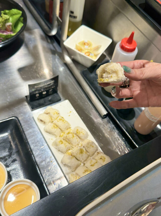 そろそろ搭乗ゲートへ<br />と歩きながらフードの最終チェックしていたら<br />見逃していたスイーツ発見！<br />お行儀悪いけども<br />おひとつパクッといただいちゃいました(^^;<br />