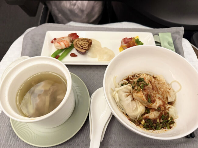 姉のセレクトはこちら<br />豚とエビのワンタンと牛肉蒸しスープ