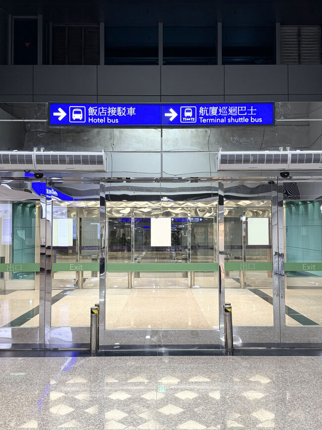 この時点で23:30くらい<br />ホテル行き最終シャトルバスの時間が迫っているので<br />空港散策せずにバス停に向かいます<br />