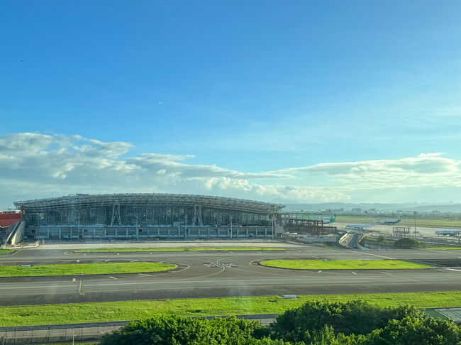 2日目<br />おはようございます！<br /><br />昨晩うっすらと気付いていたけど<br />空港正面のお部屋でした！