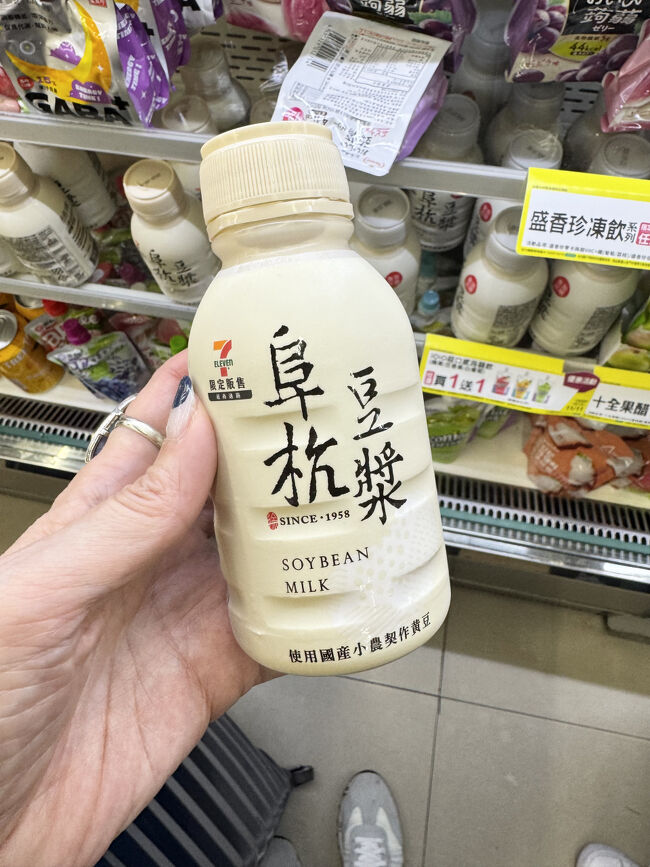 行列必須のお店『阜杭豆醬』の豆乳発見！<br /><br />セブンとコラボしてるのね