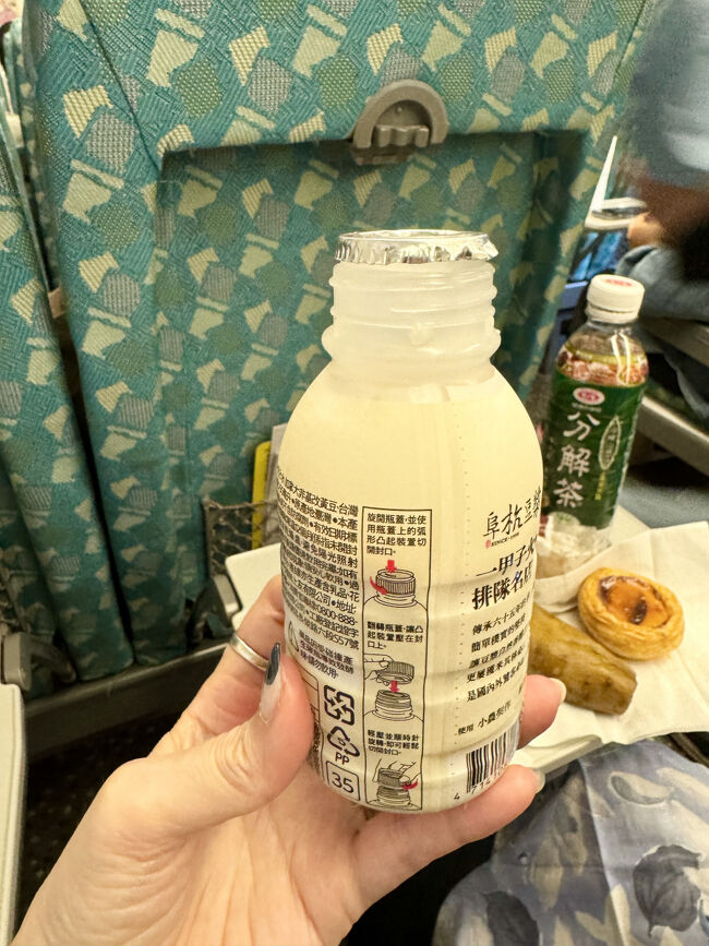 『阜杭豆醬』の豆乳<br />この銀の部分が全く剥がれなくて飲めな～い！<br /><br />と思ったけど<br />よーくボトル見たら開け方載ってた<br />キャップに尖った部分が付いてて<br />そこを押し付けて開けるんだって！