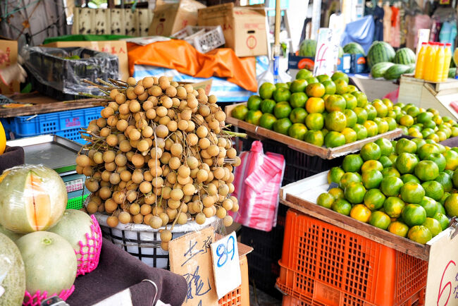 少し歩くと市場らしきものを発見！<br /><br />ランチのお店とは違う方向だけど<br />撮影したく寄り道します