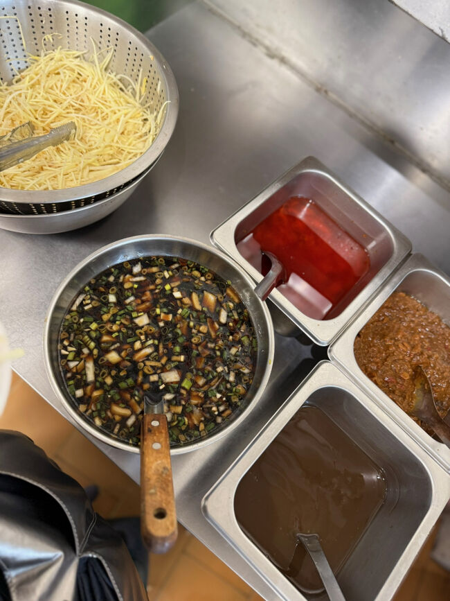 他のお店はゴリゴリの相席必須なのだけど<br />こちらのお店は相席しないお店のようで<br />お一人様でも4人席座ってました<br /><br />30分くらい待ってやっと入店<br />薬味は店舗奥にあるので取りに行きます<br /><br />