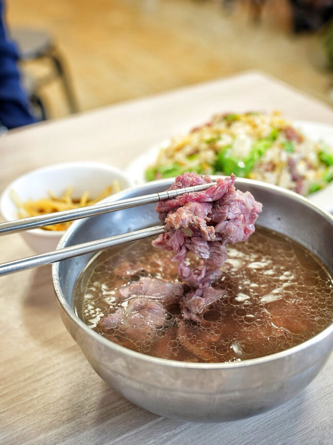 やってきました牛肉湯<br /><br />牛肉湯とは<br />湯通し牛肉に骨で出汁を取った塩味のあるスープを合わせたもので<br />あっさりとした味です<br />牛肉も薄切りスライスが多く<br />新鮮な店なら赤みが残った状態で出てくるそうなのだけど<br /><br />はい、赤み残ってます！<br /><br />薄味で美味し～(^^)