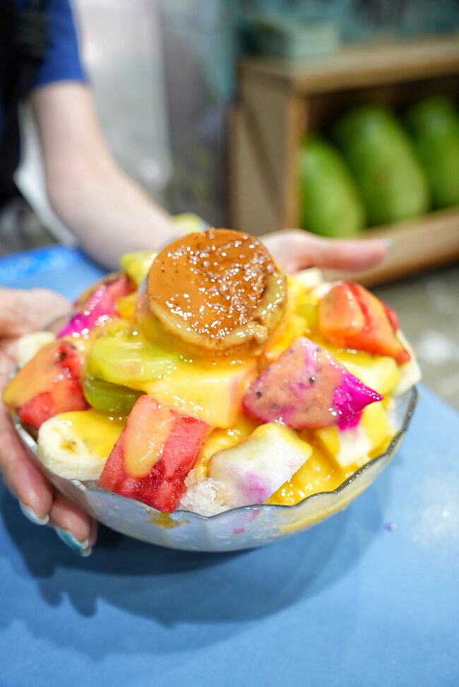 たくさんのフルーツにプリン乗せたもの<br />下にはかき氷<br /><br />おっきい！