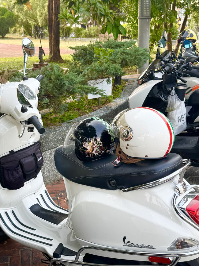 台湾はびっくりするくらいバイク多い<br /><br />でね駐車してあるバイクのほとんどが<br />ヘルメットをサドル置いたりミラーに引っ掛けるだけなのよね<br />鍵とかしなくても盗まれない台湾素敵！