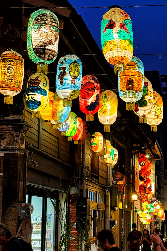 バスで神農街に移動してきました<br />すっかり日が暮れて提灯の灯りがいい感じ～<br /><br />https://maps.app.goo.gl/imZFd3R67tPpXJAe7?g_st=ipc