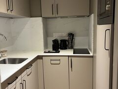 ホテルにつきました～。５日間滞在するのでアパートホテルにしました。
スタッフは２４時間いるので安心。キッチン付き、バスタブ付きで５泊で１６万円ほどでした。パリはホテル代高くなってて、これでも安い方でした。